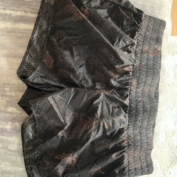 THEORY 38 'HYE' CYLINDER PRINTED NYLON SHORTS - Picture 8 of 8